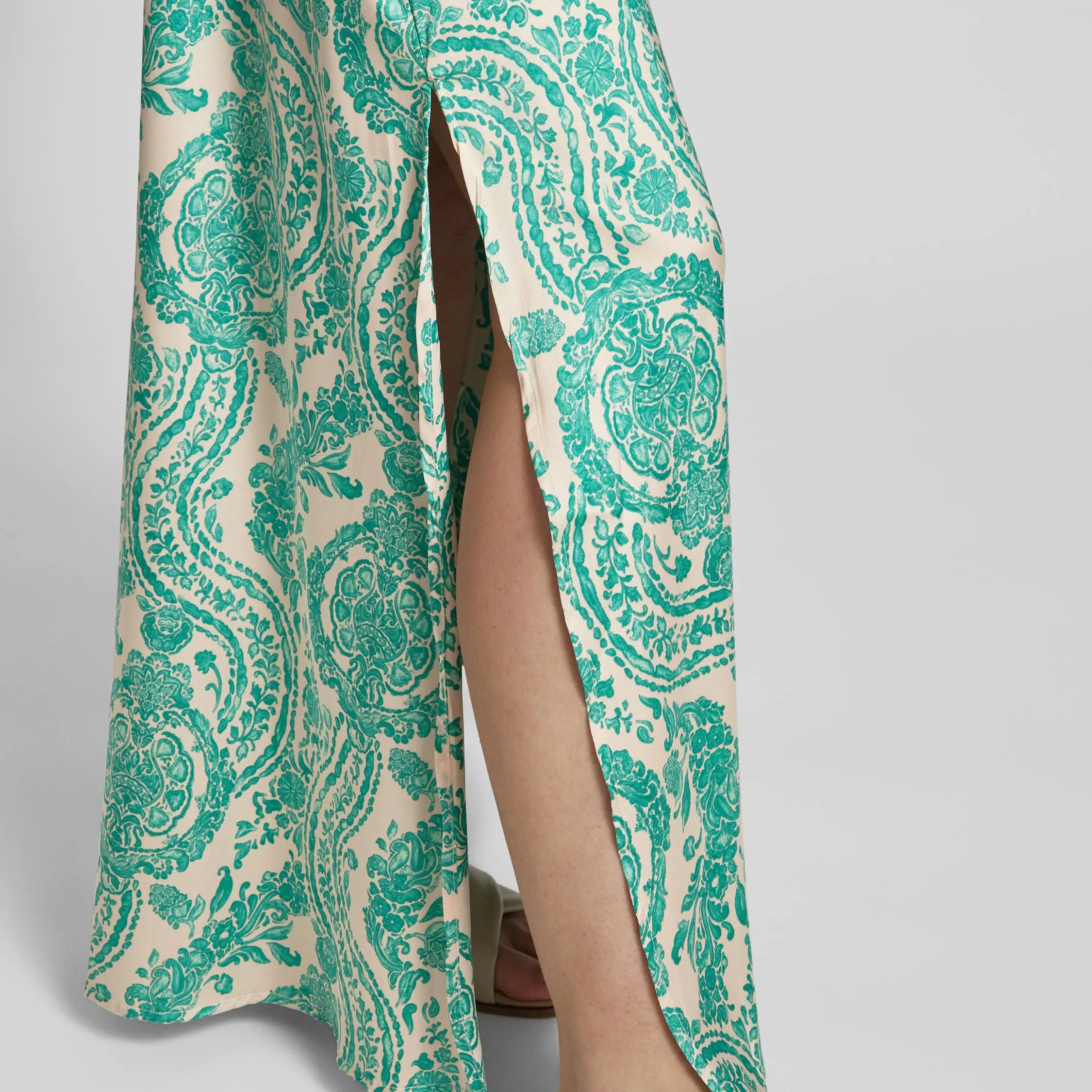 Maxi dress with V-neck, model 'Farinela' in lime green (2).jpg