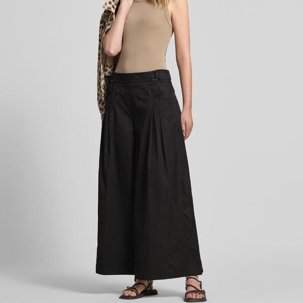 Custom Wide-leg pants. The model 'Leonie' is in black